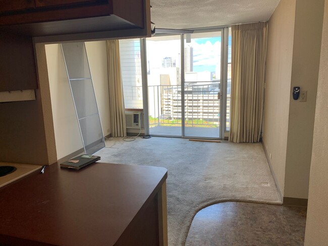 Building Photo - 2 Bedroom/1 Bath, 1 Parking Stall Unit in ...