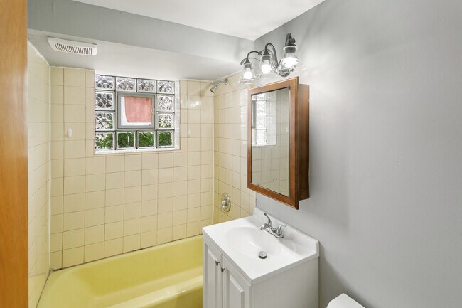 Building Photo - 805 N 22nd Ave