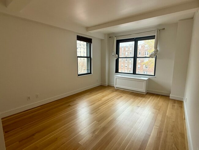 Building Photo - 230 Riverside Dr