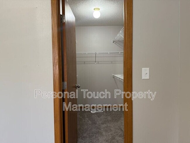 Building Photo - 2510 Amber Valley Ct S