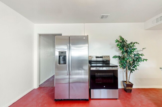 Building Photo - Recently Remodeled Gem! Steps Away from U of A Main Campus!