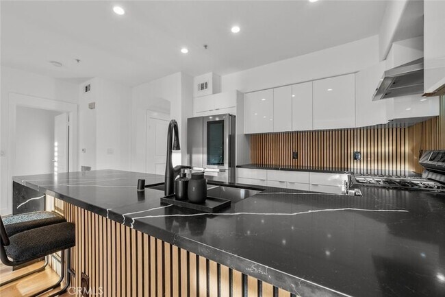 Building Photo - 24505 Town Center Dr