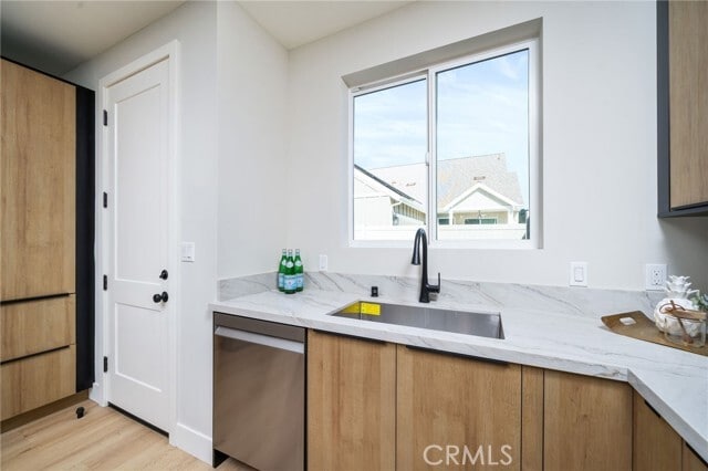 Building Photo - 798 N Amelia Ave