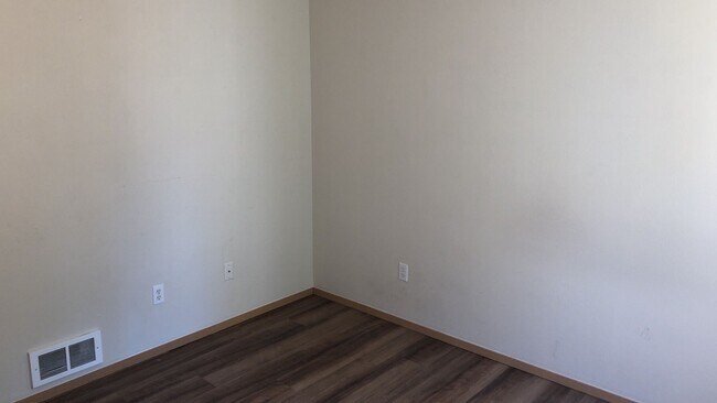 Building Photo - 305 NW Parr Dr