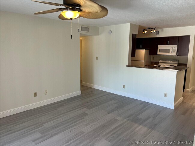 Building Photo - 875 Riverside Dr