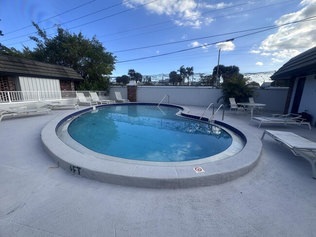 Building Photo - 423 Pine Tree Ct