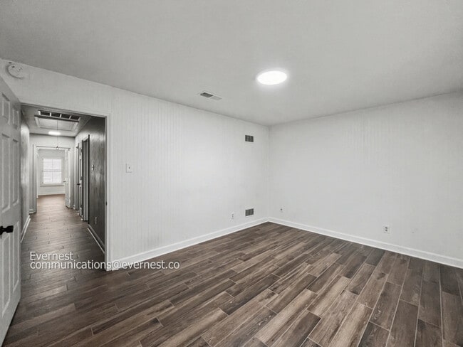 Building Photo - Beautiful 4-Bedroom Home with Modern Amenities / Pet-Friendly / Available Now!