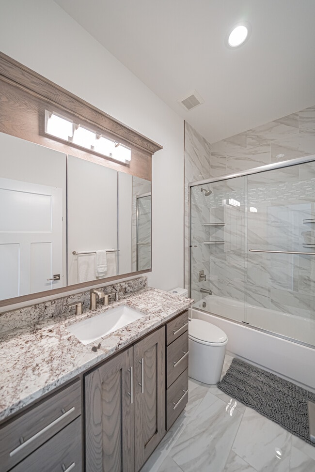 Building Photo - 949 Greenwillow Ln