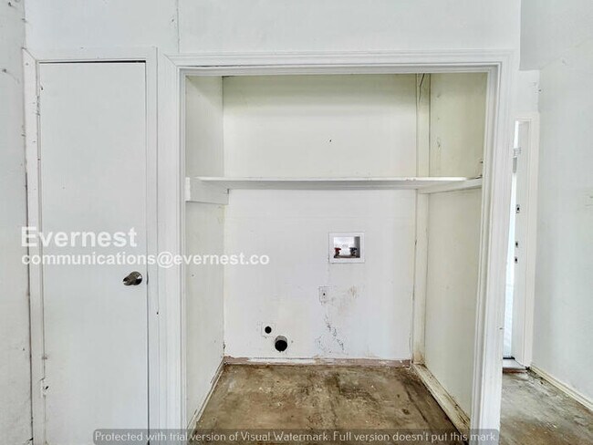 Building Photo - 3 Bed, 2 Bath Home with Fenced Yard & Garage / Pet-Friendly / Available Now!