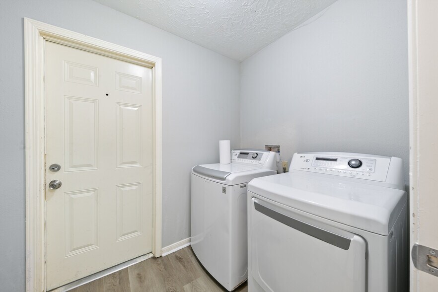 Building Photo - 10530 Rippling Fields Dr