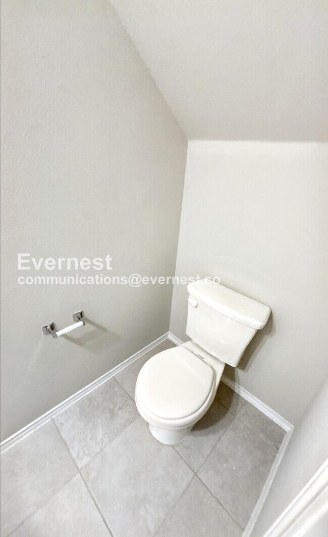 Building Photo - 3-Bed, 2-Bath Townhome with Fenced Yard & Garage / Pet-Friendly / Available Now!