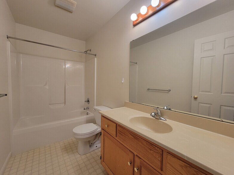 Building Photo - 10 S Whisper Ln