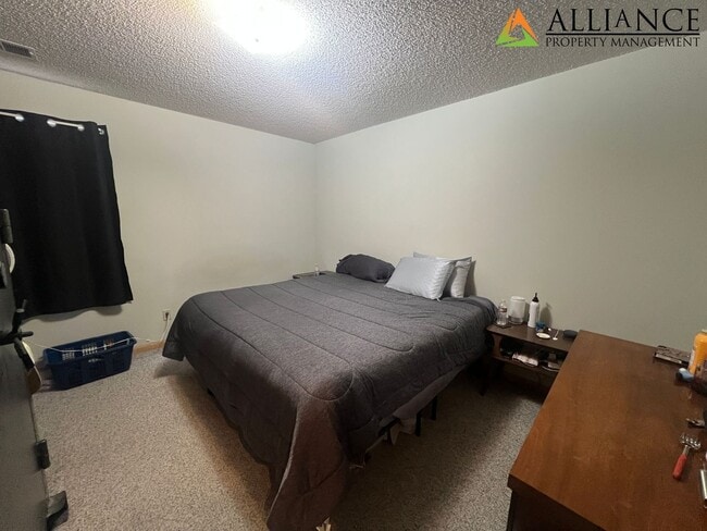 Building Photo - Nice Duplex on East Side!