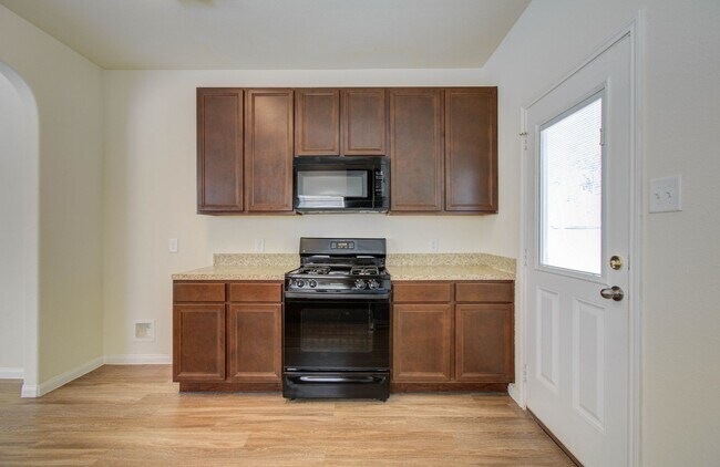 Building Photo - Open Layout & Large Backyard in Houston’s Evergreen Villas – 3 Beds, 2½ Baths