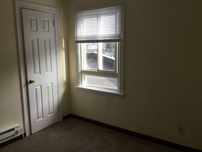 Building Photo - 801 Pecks Dr