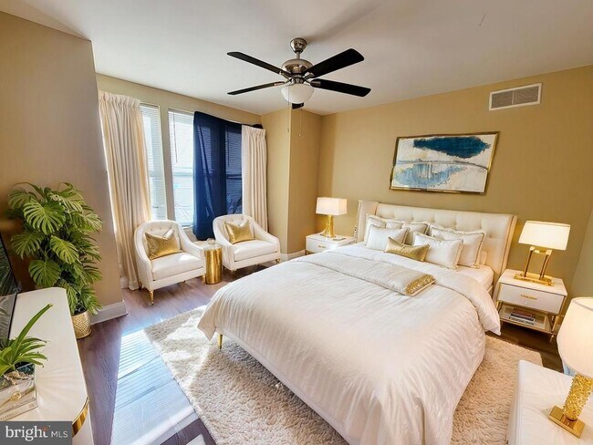 Building Photo - 923 E Schiller St