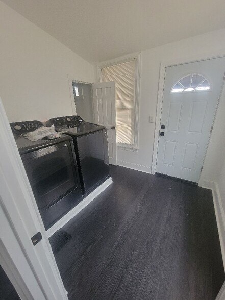 Building Photo - 1649 Dyre St