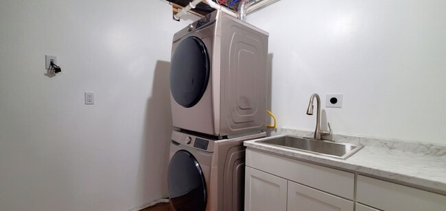 Building Photo - 4-bedroom 3-bathroom home minutes to Downt...