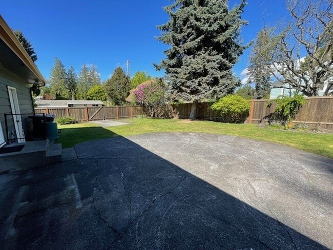 Building Photo - Edmonds View Home