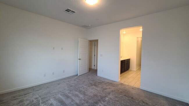 Building Photo - 3 Bedroom 2.5 Bath Townhouse