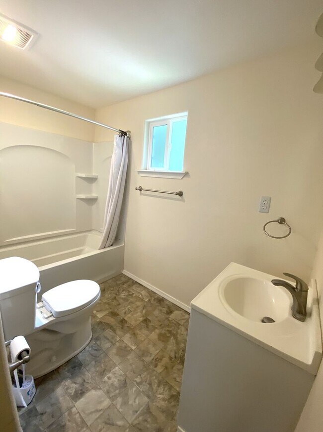 Building Photo - Studio Garage Apt in NW OKC YOUNGS ENGLEWO...