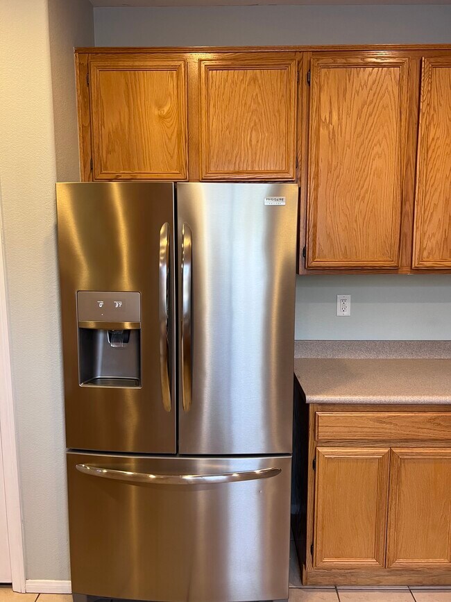 Building Photo - 1927 Silver Crest Ct