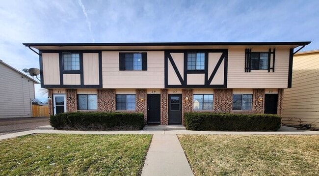 Building Photo - Remodeled 2-Bedroom Townhome!