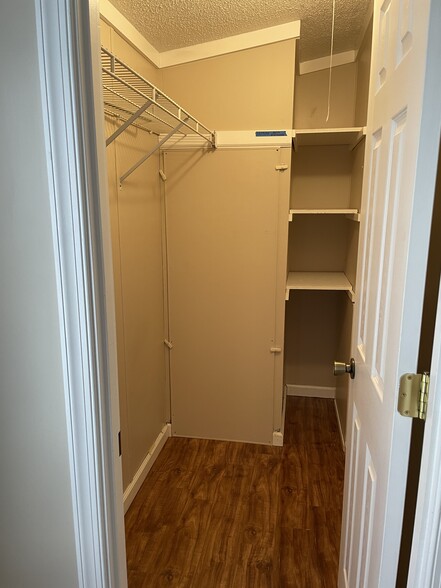MBR Closet - 2352 Saint Andrews Dr