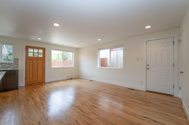 Building Photo - Beautiful 2-Bedroom Duplex with Granite Countertops & Hardwood Floors in the Heart of Denver!