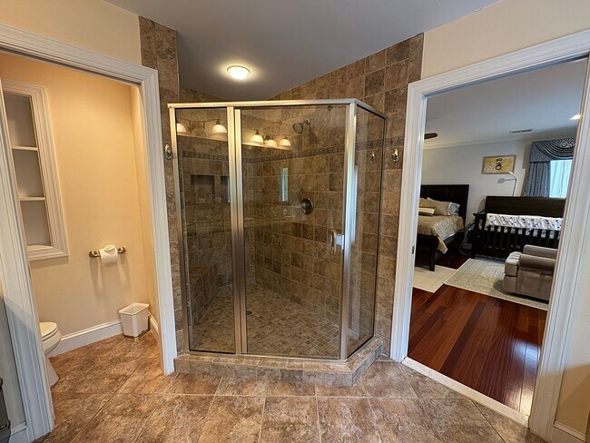 Building Photo - Fantastic 5 Bed 5.5 Bath Single Family Hom...