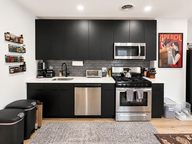 Building Photo - Renovated 2 Bedroom Apartment in Squirrel Hill, Philadelphia, PA | In-Unit Laundry, Central Air &...