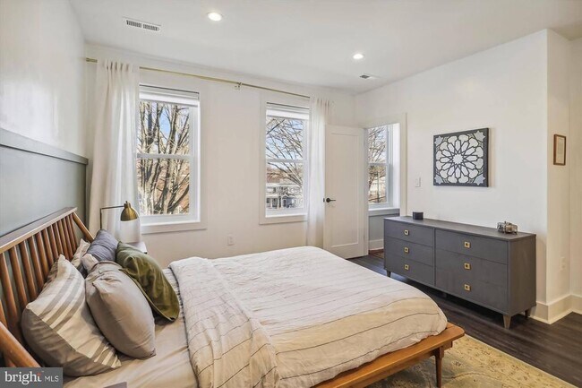 Building Photo - 416 Longfellow St NW