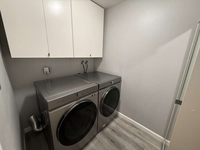 Building Photo - 3 Bedroom 2 Bathroom Plus Parking and Storage!