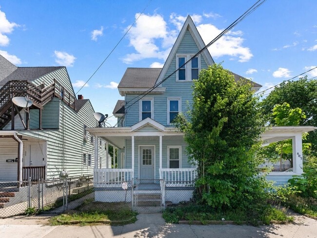 Building Photo - Beautifully Renovated 4-Bedroom Home with Designer Kitchen, Updated Bath & Central Air – Availabl...