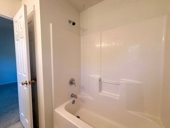 Building Photo - Available now. Great 2 BR/2.5 BA Townhome in Oak Bluff!