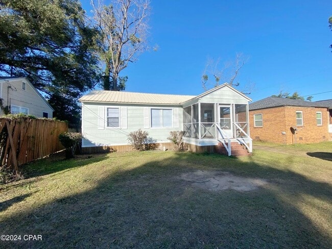 Building Photo - Home Centrally Located in Marianna, FL