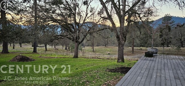 Building Photo - Spectacular Views in the Heart of Applegate Wine Country