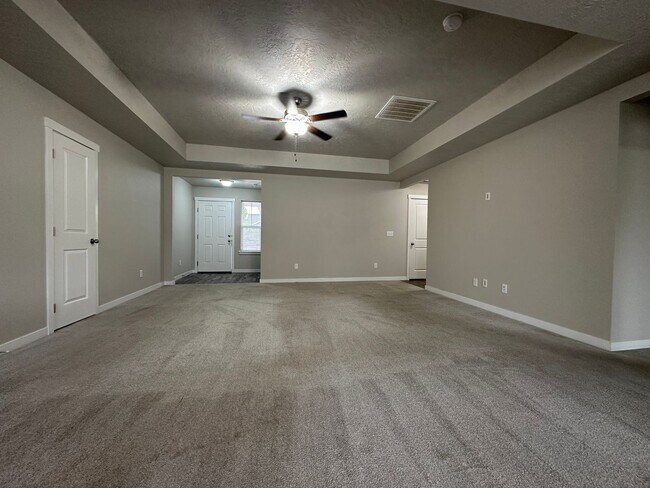 Building Photo - 3bed, 2bath, 1452sq.ft. 2-car garage home ...