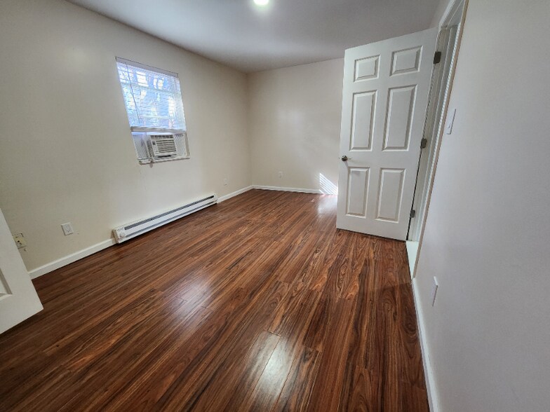 Building Photo - 22 Crescent St