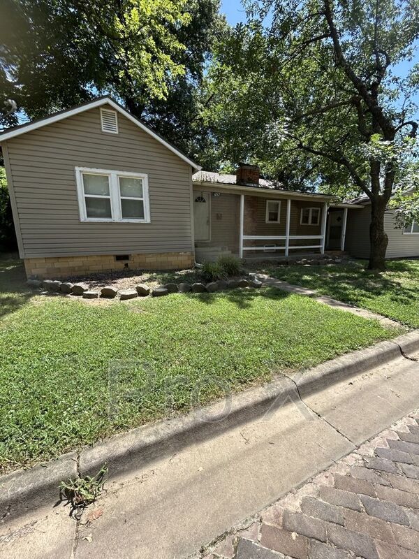 Primary Photo - 1717 S Walnut St
