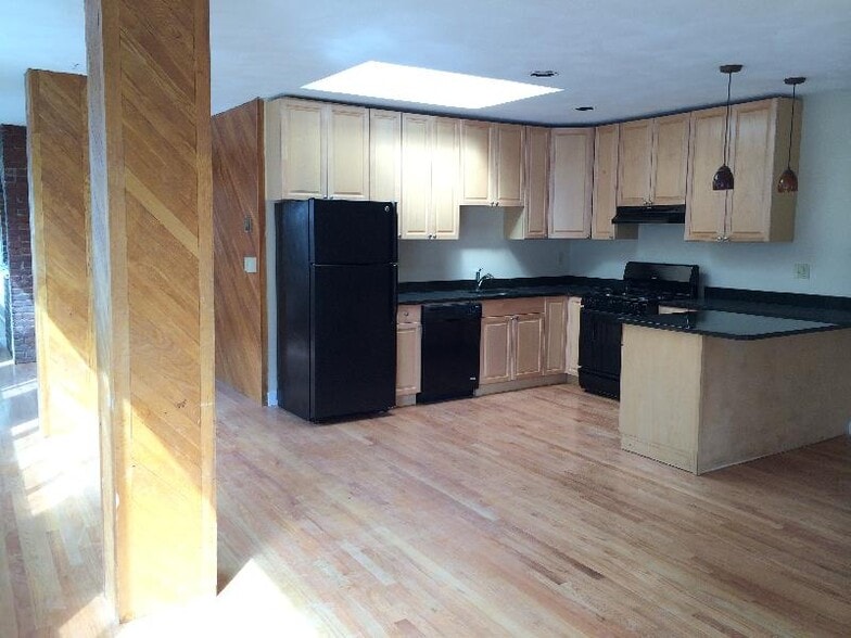 Building Photo - 214 Hanover St