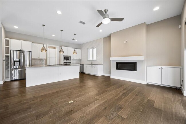 Building Photo - 5006 Pecan Springs Rd