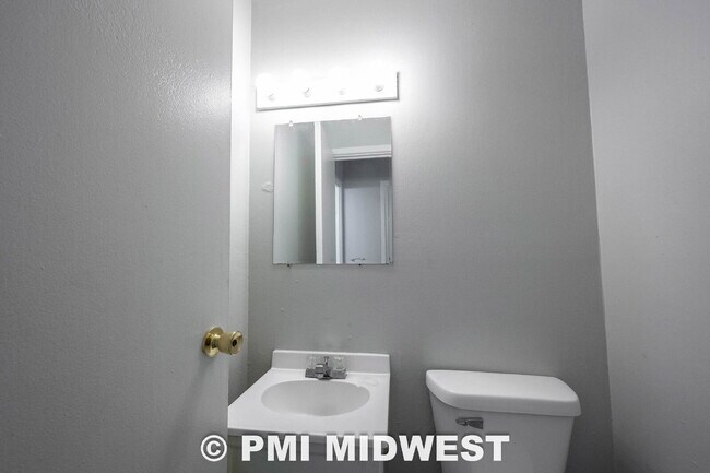 Building Photo - "Charming 3-Bedroom Home in Indianapolis with Modern Comforts!"