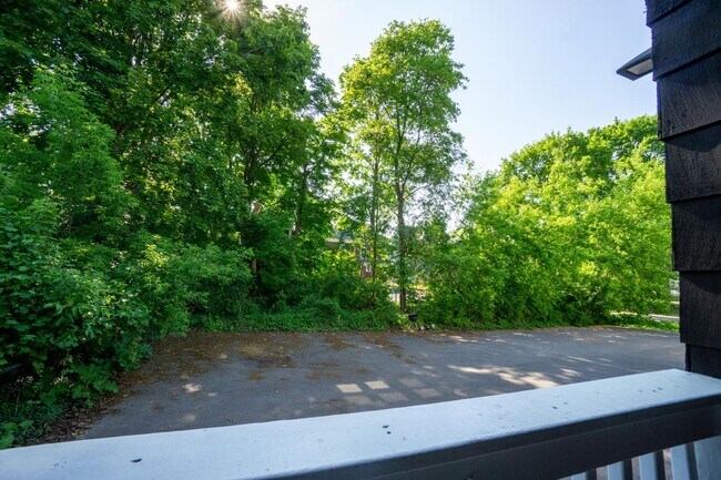 Building Photo - Newly renovated 3 bedroom apartment close ...