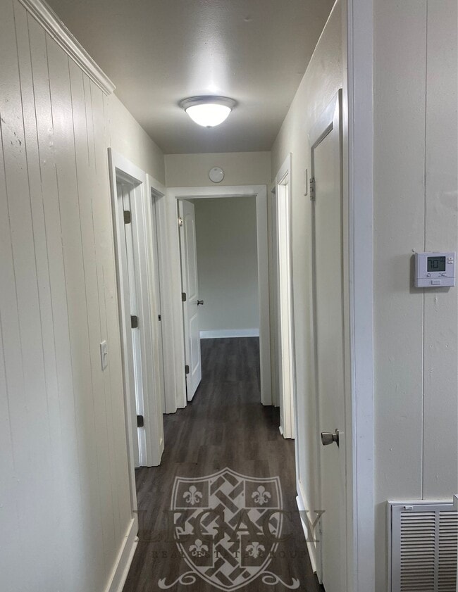 Building Photo - 7104 White Oak Dr