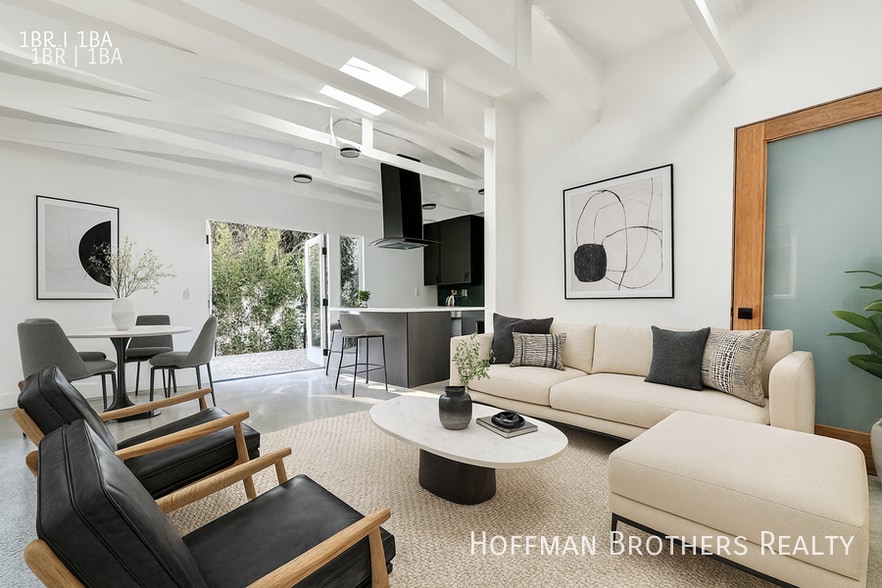 Building Photo - 1249 1/4 N Beachwood Dr