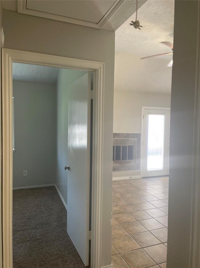 Building Photo - 5002 Deer Point Dr