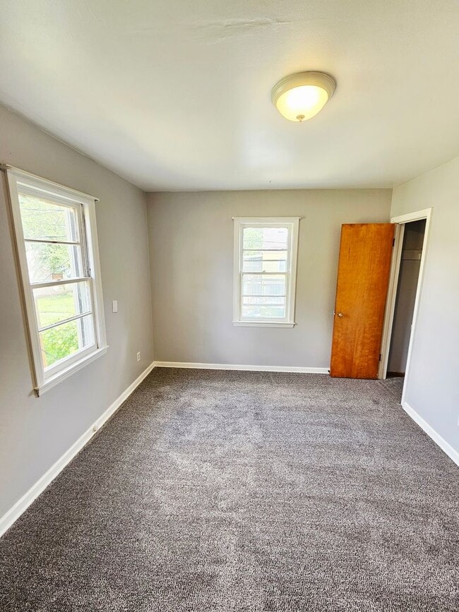 Building Photo - Renovated 2BR/1BA Home