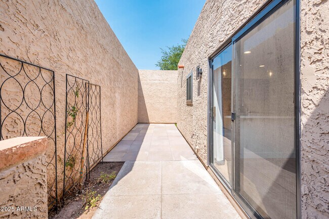 Building Photo - 6430 N 77th Way