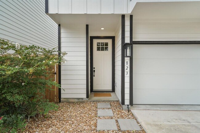 Building Photo - 823 Woodcrest Dr